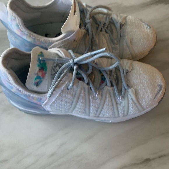 Nike LeBron 18 Women’s size 6 Basketball shoe - Picture 4 of 5
